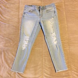 American Eagle distressed jegging crop